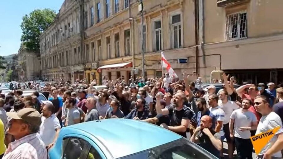В Тбилиси противники ЛГБТ-сообщества сорвали "Марш достоинства". Во время акции вспыхнули беспорядки, есть пострадавшие