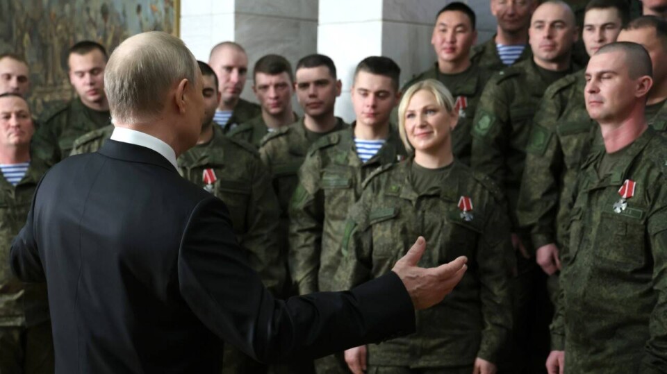 Впервые Путин записал новогоднее обращение не на фоне Кремля, а в окружении военных