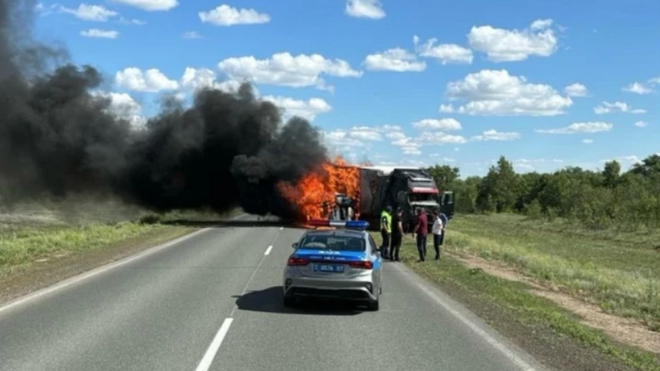 Три человека сгорели в автомобиле после столкновения с грузовиком в ЗКО