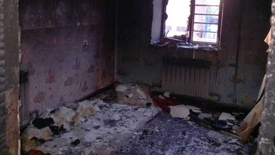Двое детей погибли в подожжённой квартире. Подозреваемый попал на видео с канистрой бензина
