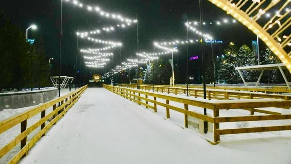 Каток длиной 290 метров заливают в Астане