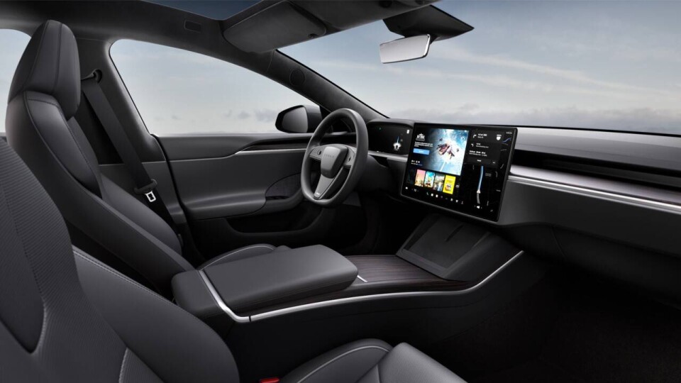 Tesla отозвала 1,85 млн машин из-за незакрывающегося капота