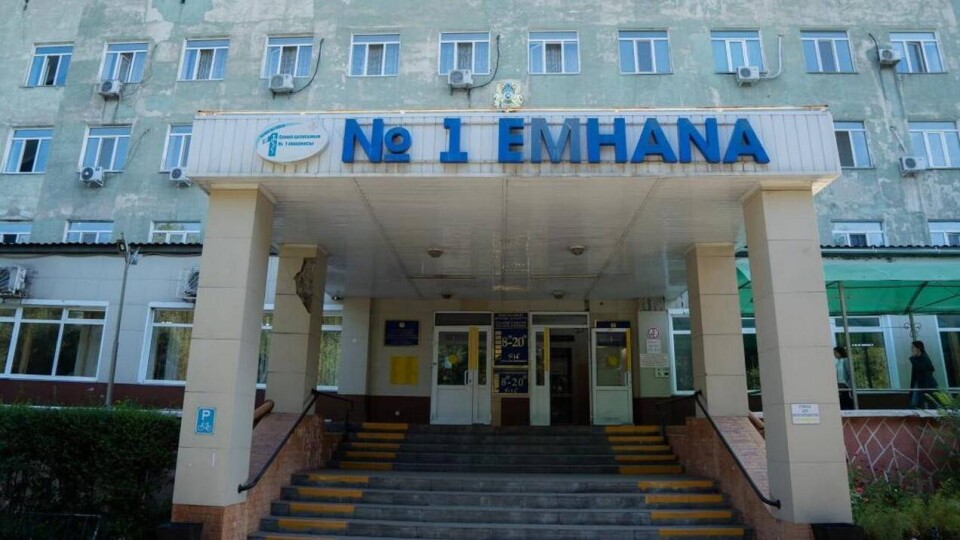 Жителей Семея не пускали на парковку поликлиники, в которую приехал аким области