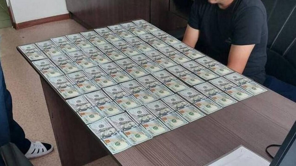 Грузчики аэропорта Астаны вскрывали чемоданы пассажиров и крали деньги и золото