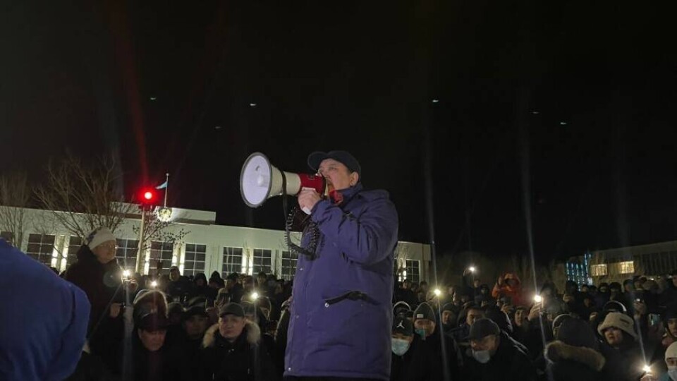Протестующие в Актау не расходятся. К ним вышел аким региона