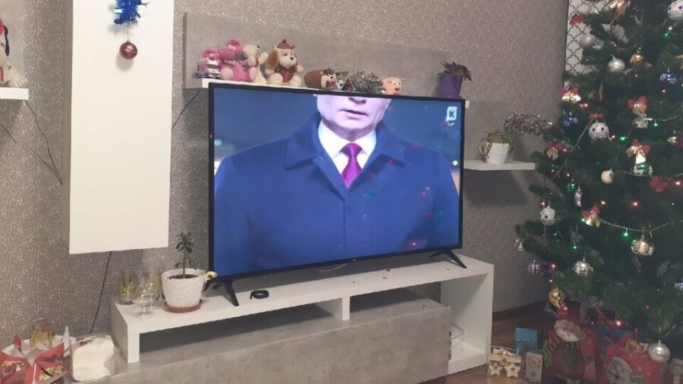 В Калининграде телеканал показал новогоднее обращение с обрезанным лицом Путина