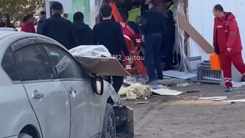 Автомобиль въехал в овощной ларёк с людьми в Актау