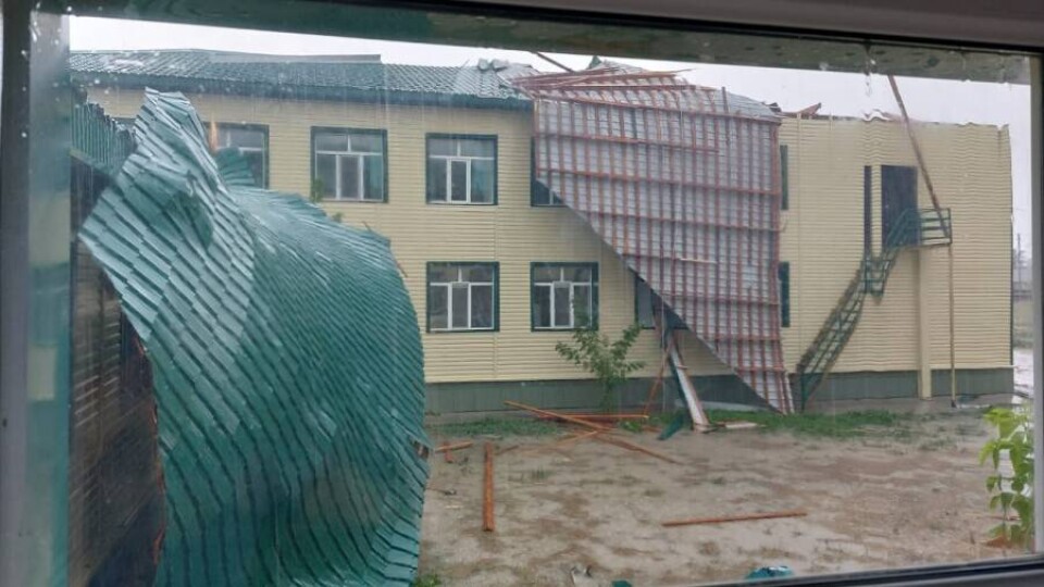 Сильный ветер снёс крышу школы в Атырау