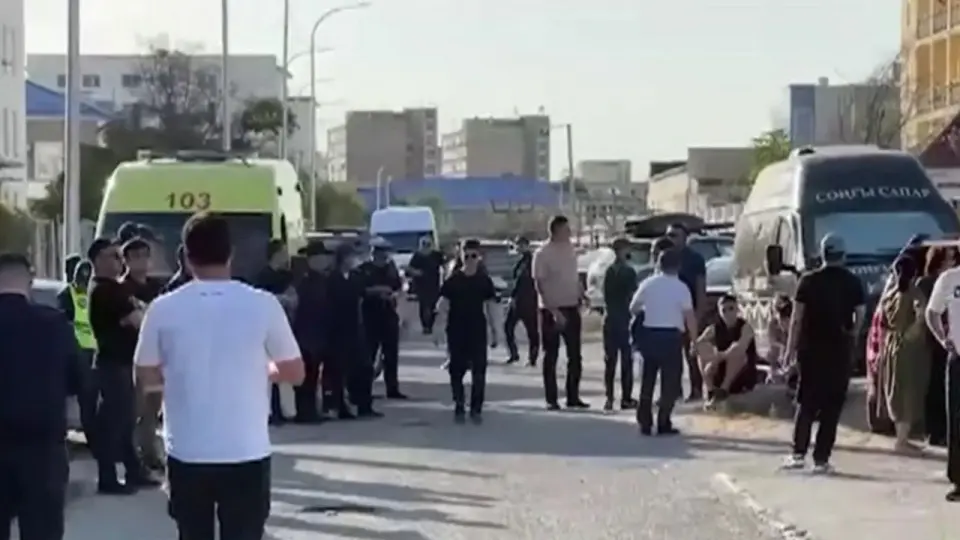 Родные погибших возле морга в Актау / Кадр с видео "31 канала"