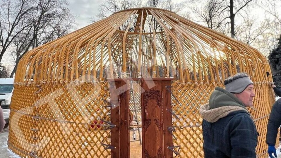 Ещё одну "юрту несокрушимости" устанавливают в Киеве