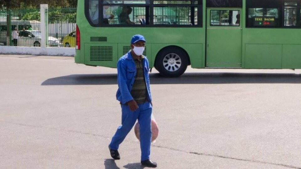 В Туркменистане полицейские через громкоговорители объявляют, что носить маски на улицах больше не нужно