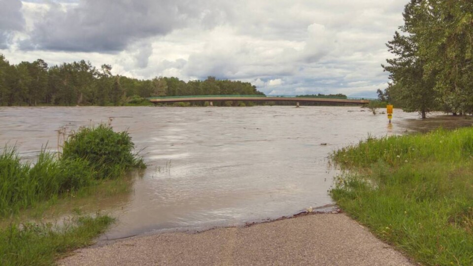 Паводок в Атырау: вода подступила к пригородным сёлам Алмалы и Бесикты