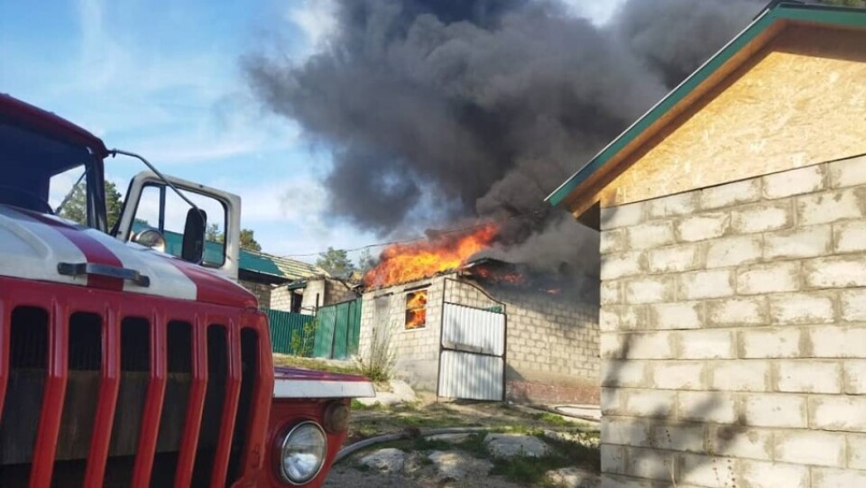 База отдыха загорелась в районе Алтай в ВКО
