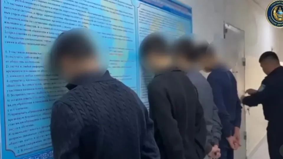 Задержанные по делу о гибели подростка в Туркестане / Кадр с видео ДП региона