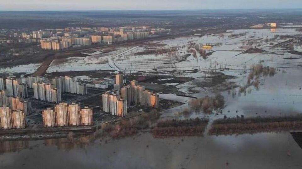 Уровень реки Урал в приграничном Оренбурге превысил опасную отметку. В городе идёт эвакуация