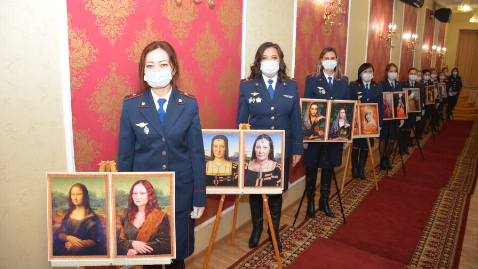 Женщины-полицейские СКО сфотографировались в образах героинь известных картин