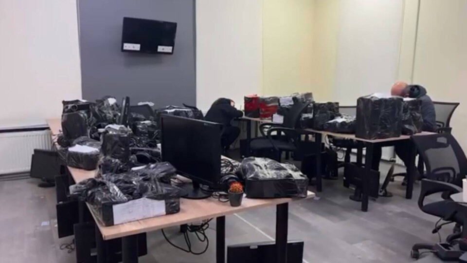 В украинском Днепре ликвидировали сall-центр мошенников, которые звонили казахстанцам