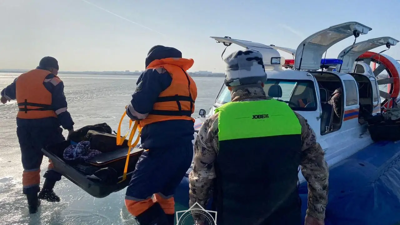 Рыбаков на отколовшейся льдине отнесло на 1,5 км от берега на Капшагае