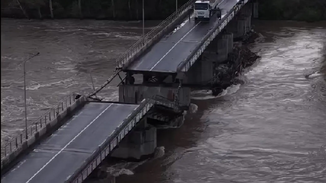 Часть моста разрушена в Усть-Каменогорске / Кадр с видео