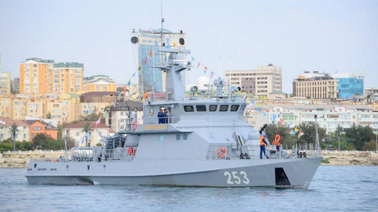 Корабли военно-морских сил приветствовали актаусцев залпами артиллерийских орудий