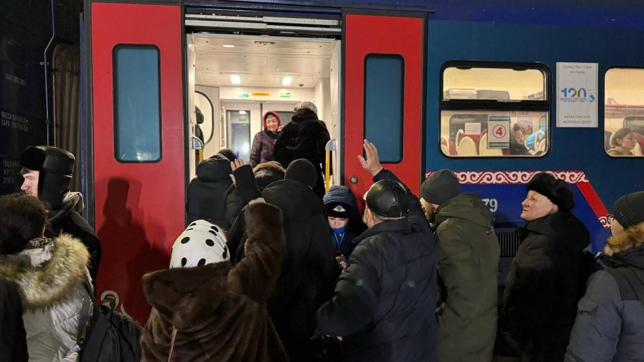 Около 400 человек с закрытых трасс перевезли на поездах