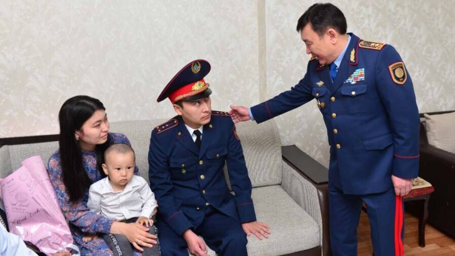 Полицейского, пытавшегося остановить пьяного водителя большегруза, наградили орденом