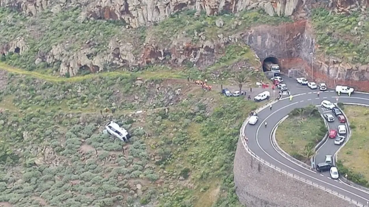 Автобус с туристами упал в овраг на Канарских островах, один человек погиб, 27 пострадали