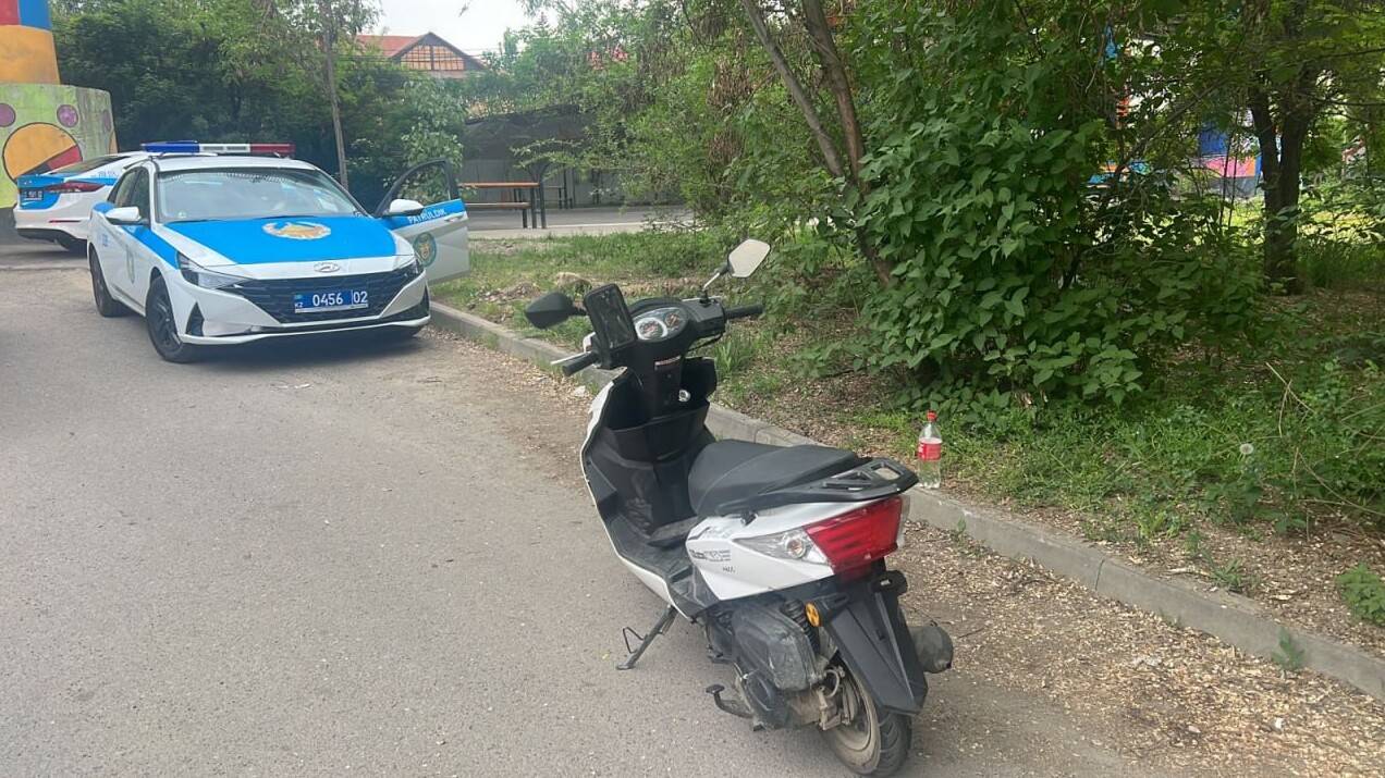 Курьер сервиса доставки на мопеде намеренно наехал на полицейского в Алматы  | informburo.kz