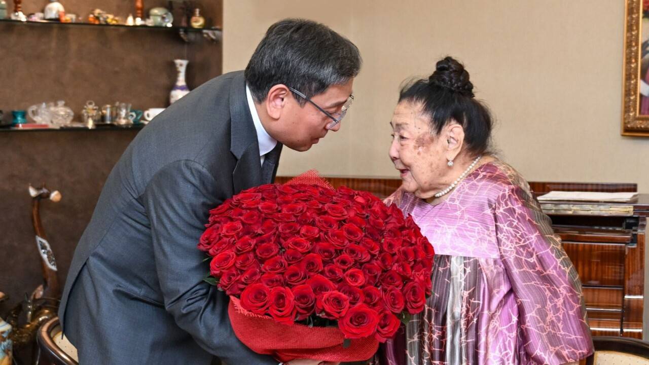 Аким Алматы от имени президента поздравил Бибигуль Тулегенову с 95-летием