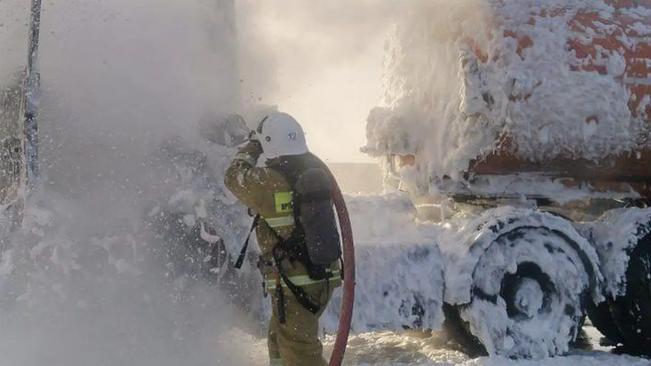 Нефтевоз загорелся на трассе в Кызылординской области 