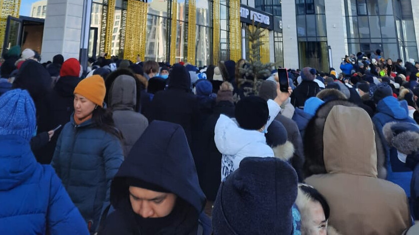В Нур-Султане владельцы цветочного магазина, устроившие давку, извинились перед жителями. Им выписали штраф в 670 тысяч тенге