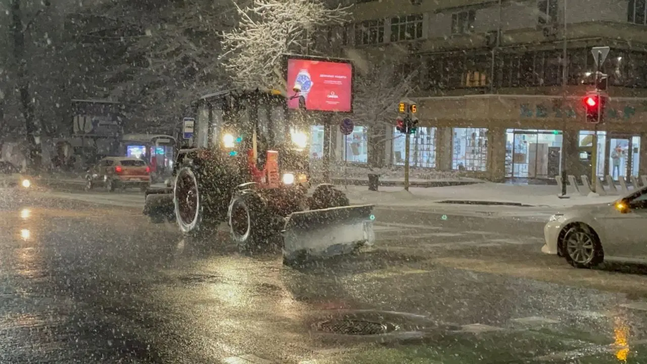 16 см снега выпало в Алматы, коммунальщики продолжают уборку города