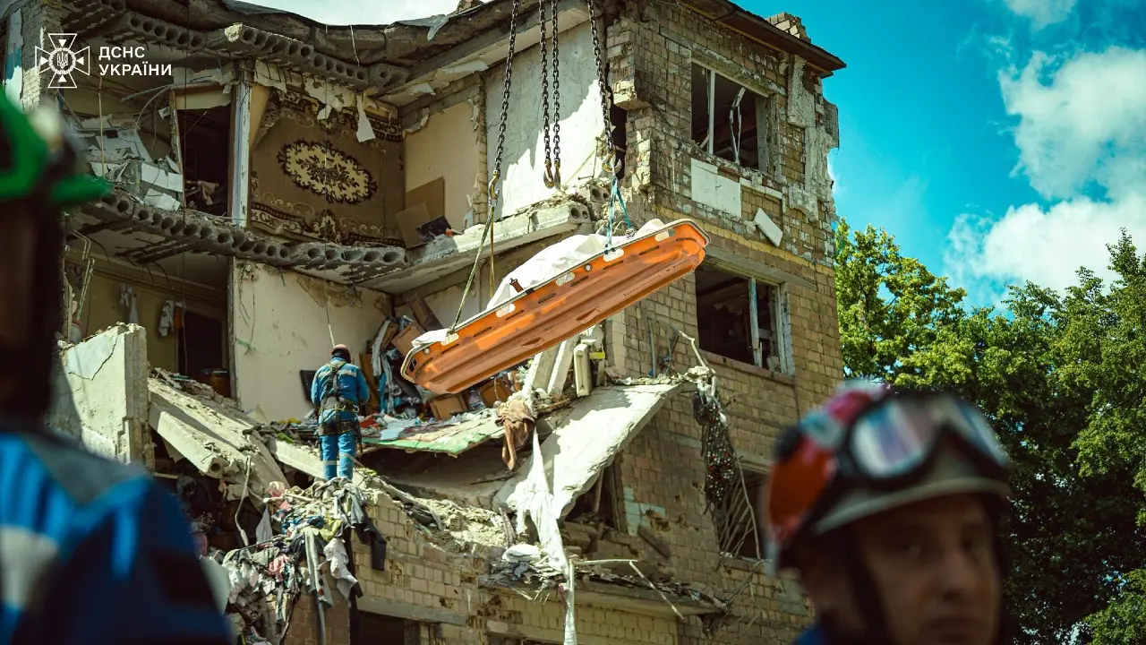 Последствия удара по Киеву / Фото ГСЧС Украины