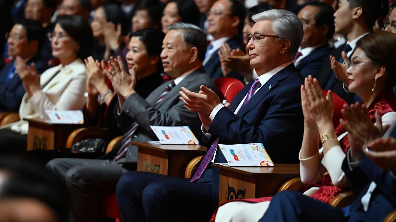 Касым-Жомарт Токаев и То Лам посетили концерт в рамках Дней культуры Вьетнама