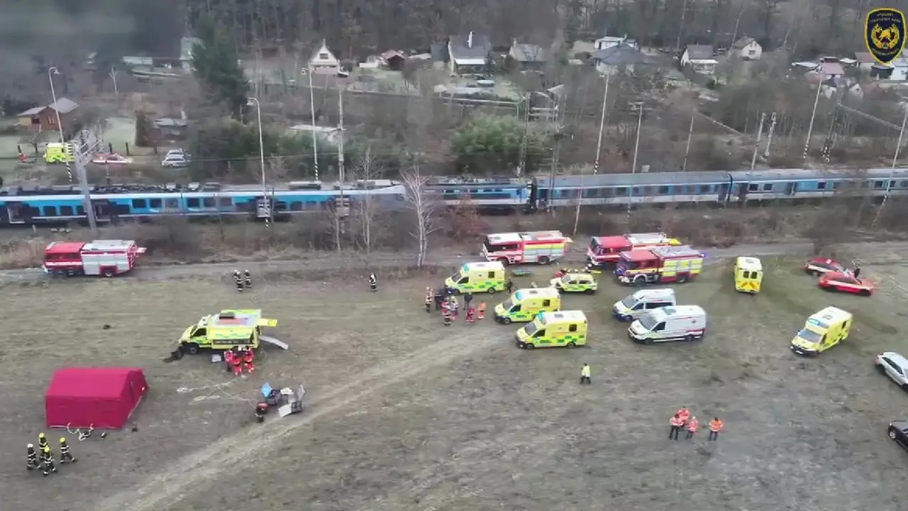 Десятки человек пострадали при столкновении пассажирских поездов в Чехии