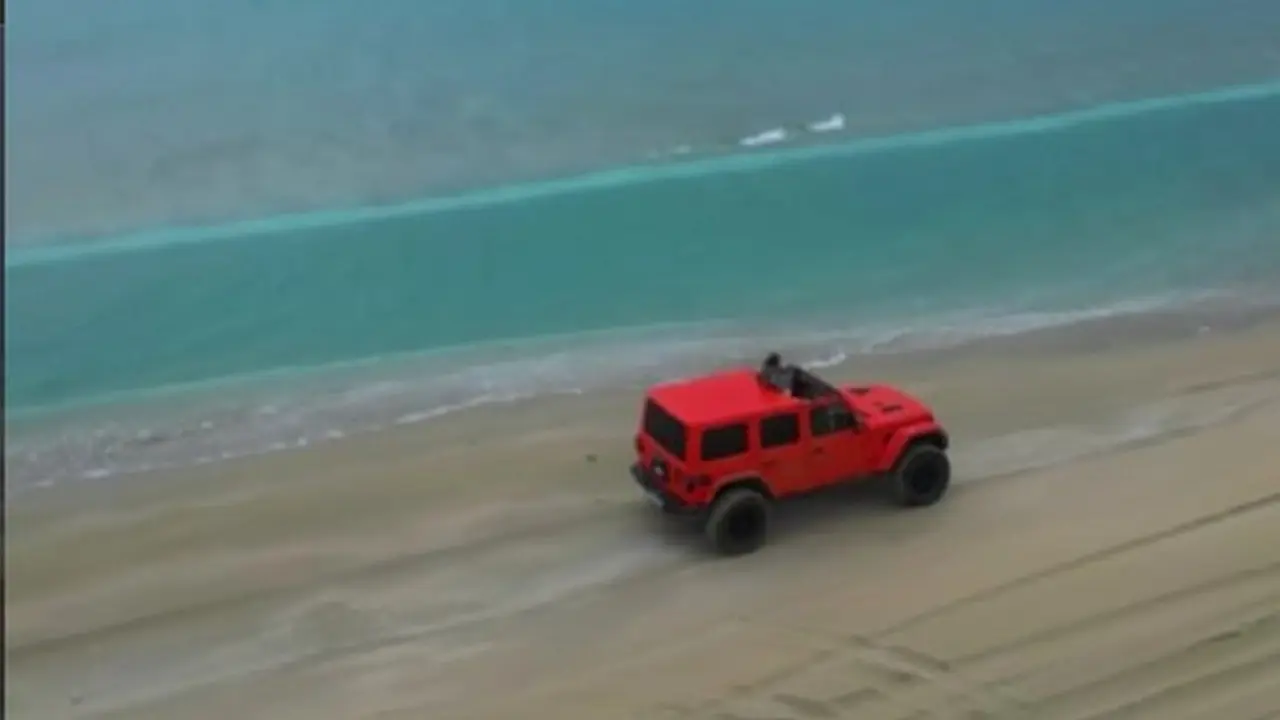 Блогера из Узбекистана наказали за езду по Каспийскому морю на джипе