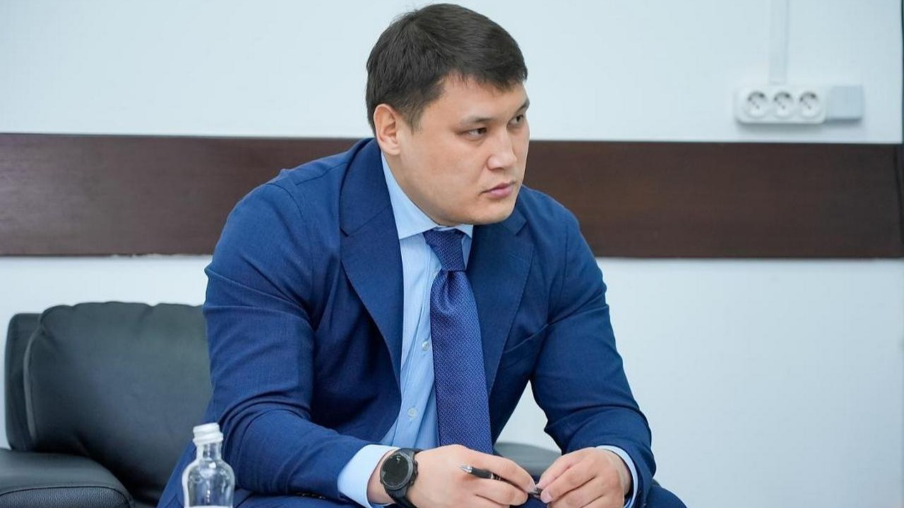 В замакима Шымкента Руслана Берденова стреляли, он ранен