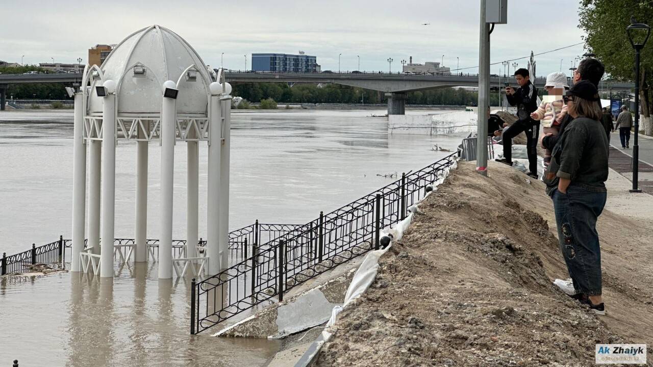 Большая вода идёт к Атырау. Сильное давление разрушает старые трубы под дамбами
