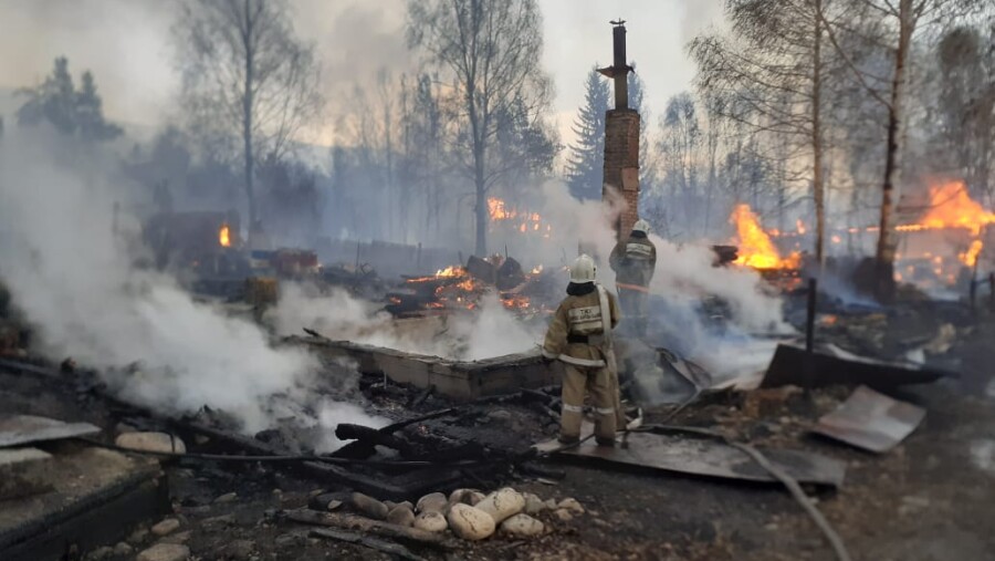 В окрестностях Риддера лесной пожар перекинулся на жилые дома. В огне погибла пенсионерка
