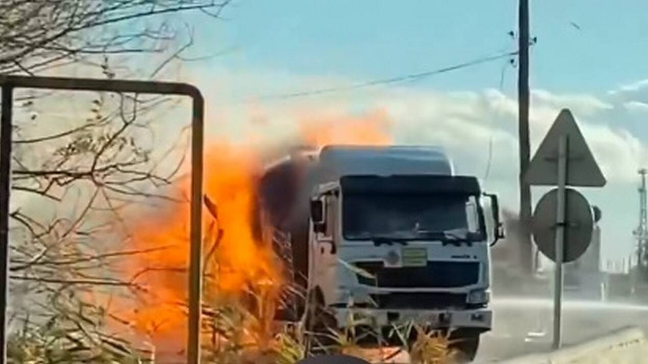 Газовоз загорелся на трассе возле автозаправочной станции в Жамбылской области