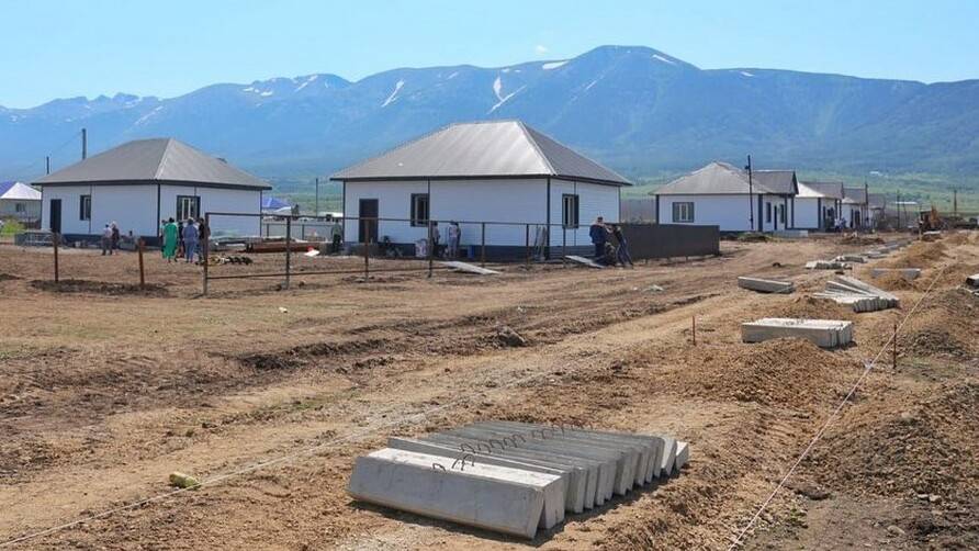 Даниал Ахметов посетил микрорайон в Риддере, где завершается строительство 32 домов для погорельцев