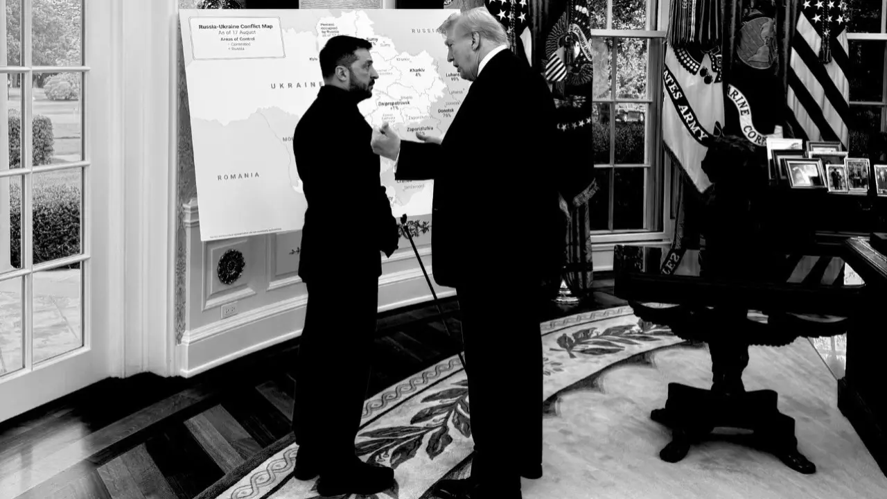 Трамп и Зеленский у карты Украины в Белом доме / Фото со страницы в X заместителя главы аппарата Белого дома Дэна Скавино 