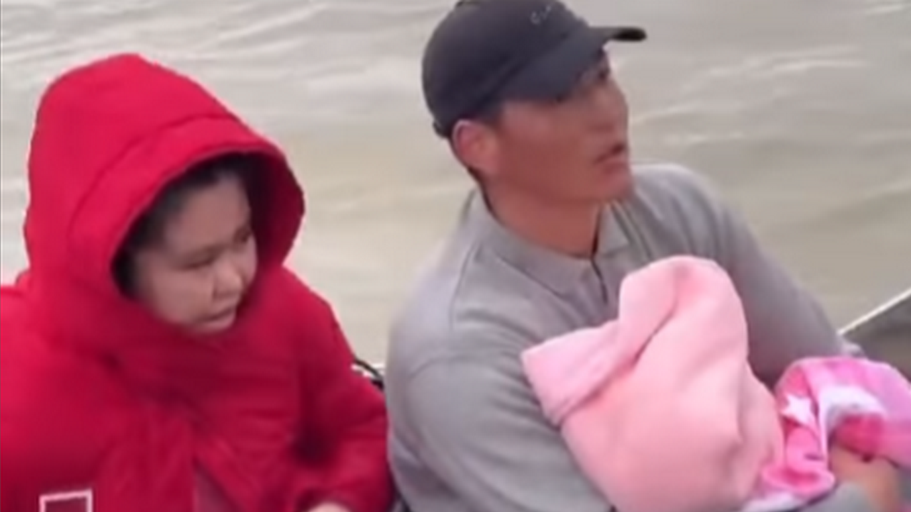 Из роддома – на лодке. Так встречал свою супругу с дочерью спасатель в Актюбинской области