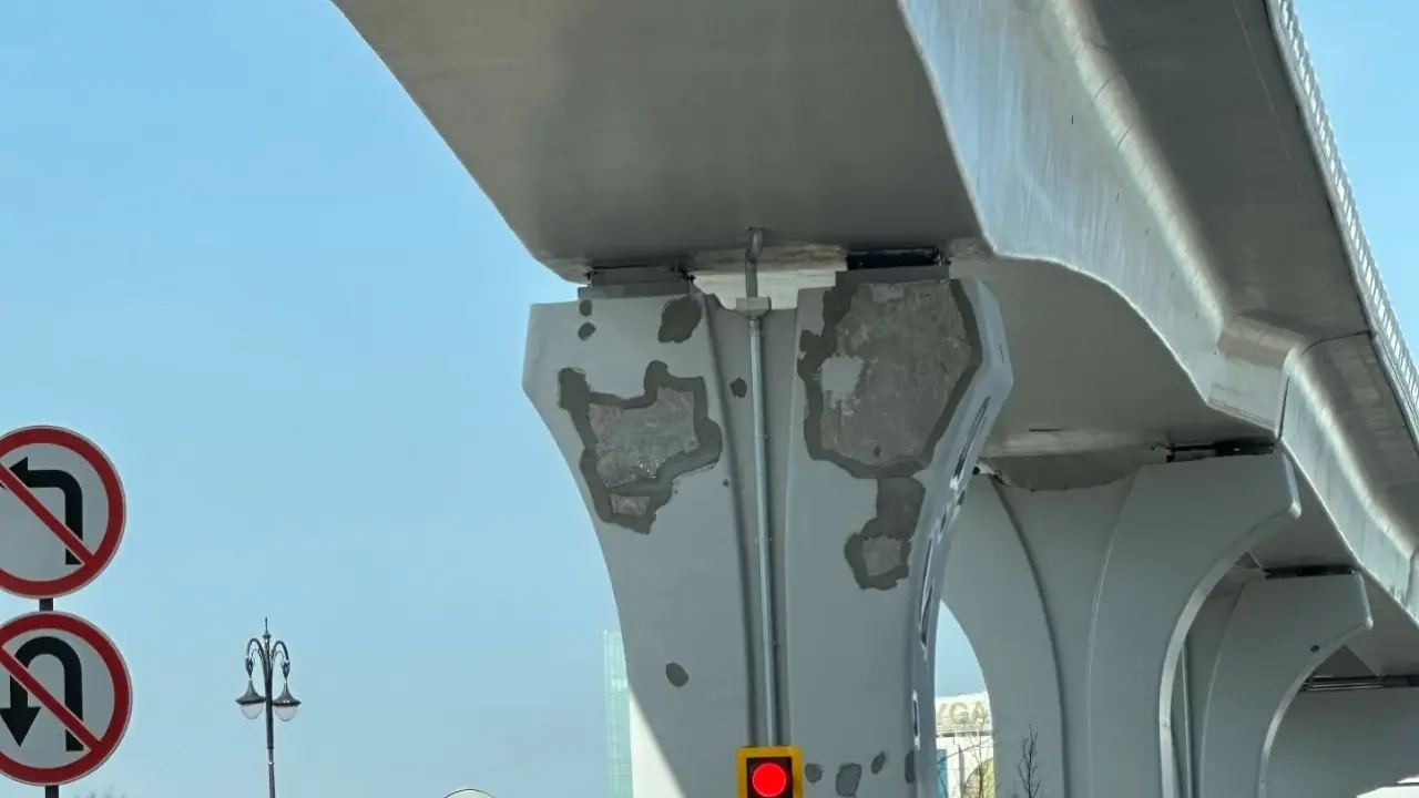 Ещё не запустили, а уже неприглядный вид: облупившаяся краска на опорах LRT вызвала споры у астанчан 