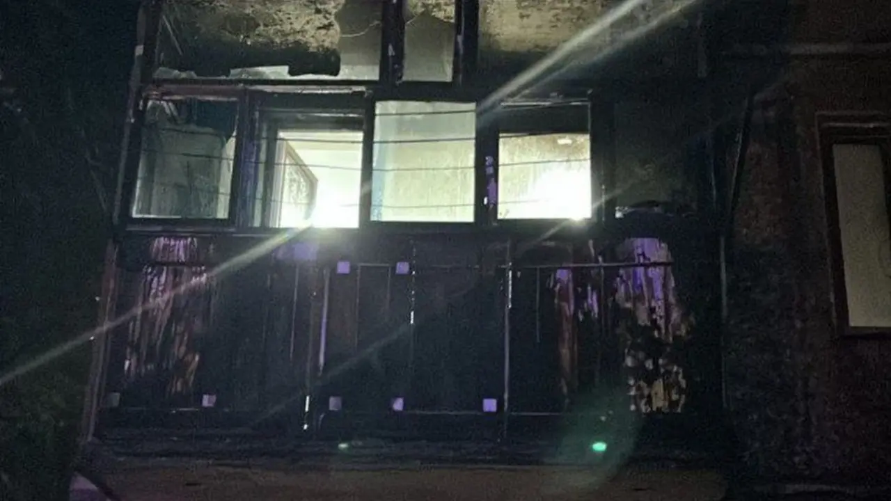 Два балкона дома загорелись после взрыва автомобиля в Шахтинске