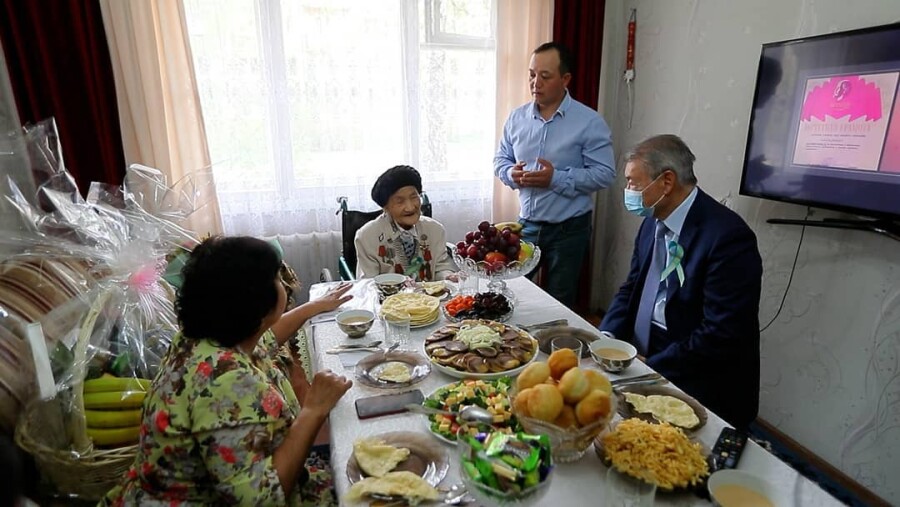 Даниал Ахметов поздравил 100-летнюю труженицу тыла, которую совет ветеранов ВКО исключил из списков