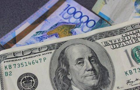 На дневных торгах KASE курс доллара вырос более чем на 8 тенге