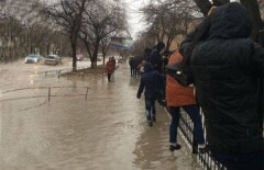 На учёбу и домой студенты в Актау ходят по забору