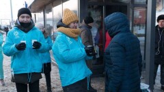 Столичные волонтёры согревают горожан горячим чаем