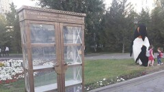Неизвестные за три дня опустошили шкаф с книгами на набережной Астаны